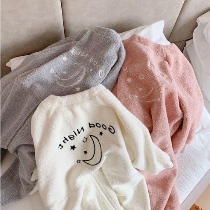スリーパー もこもこボア素材の月柄刺繍入り長袖スリーパー